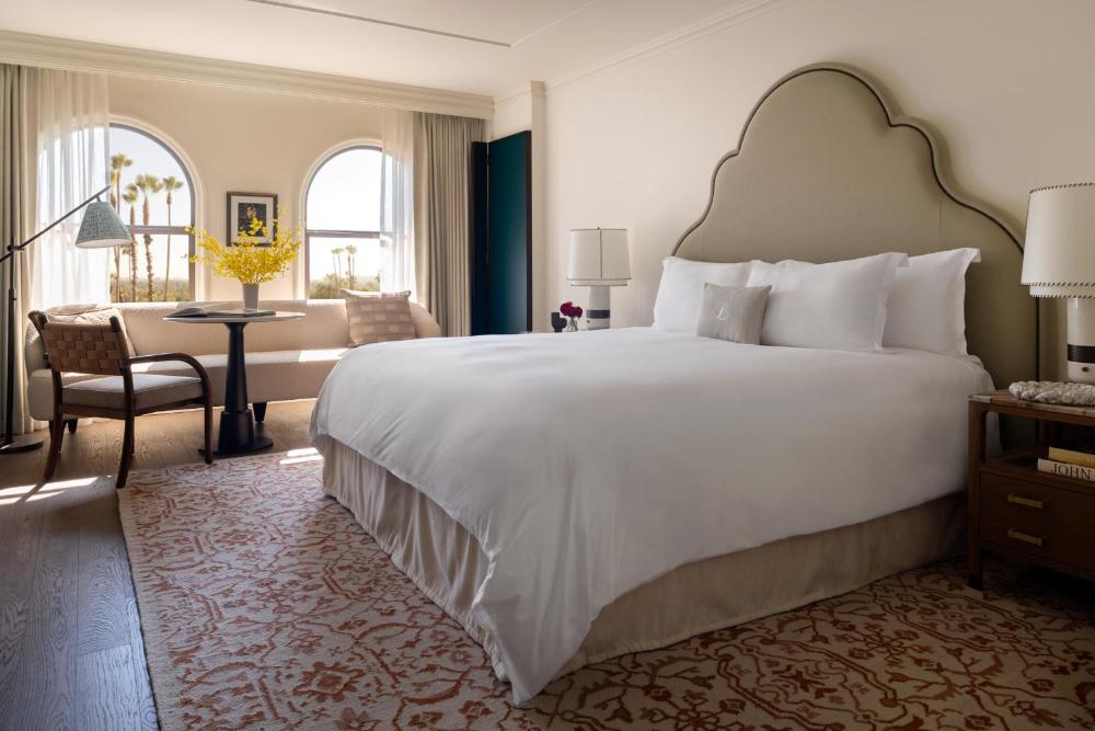 Deluxe King Room interior