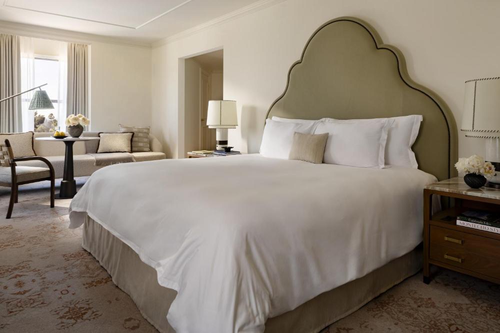 Superior King Room interior